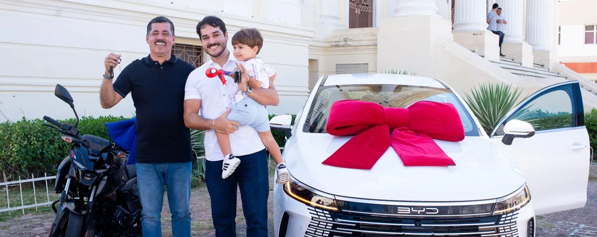 Associação Comercial entrega carro e moto do Natal Premiado