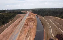 Primeiro trecho da AL-102 Norte recebe serviços de pavimentação asfáltica