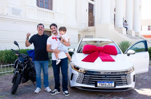 Associação Comercial entrega carro e moto do Natal Premiado