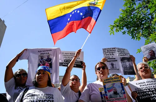 Líder de Parlamento pede perdão a presos políticos