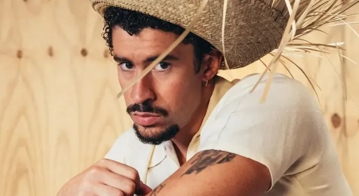 Porto-riquenho Bad Bunny chama a atenção pela voz grave e o jeito esquisito de cantar
