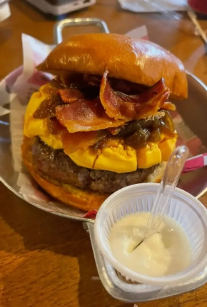 Imagem ilustrativa da imagem Batatas trufadas, milkshake de pistache no Rocca Burger