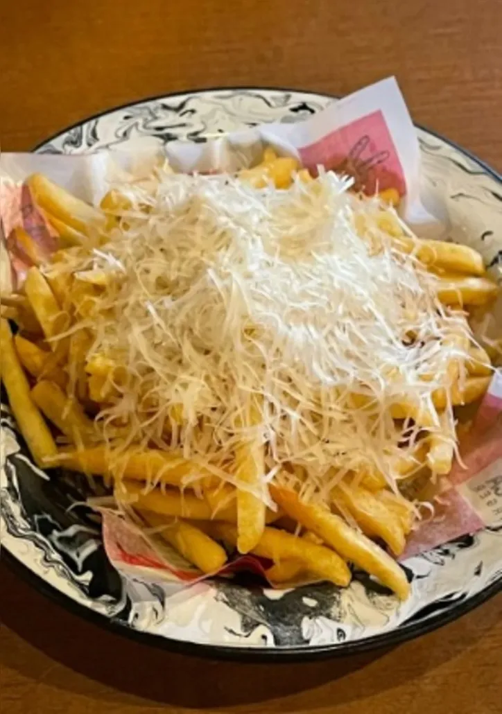 Imagem ilustrativa da imagem Batatas trufadas, milkshake de pistache no Rocca Burger