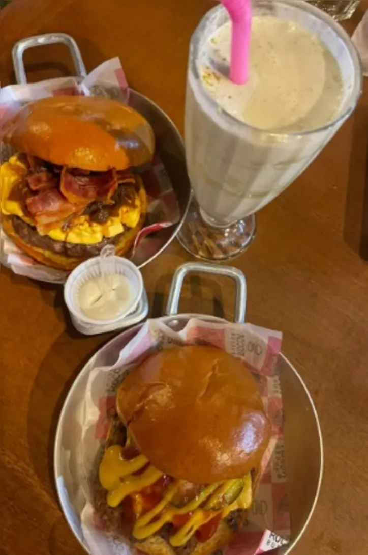 Imagem ilustrativa da imagem Batatas trufadas, milkshake de pistache no Rocca Burger