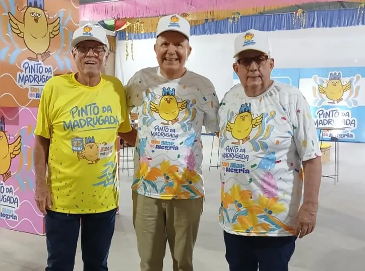 Com o tema “Um Mar de Alegria”, os fundadores do Pinto da Madrugada, BRAGA LYRA, MARCOS DAVI e EDUARDO LYRA estarão à frente de mais um desfile do mais tradicional bloco de Alagoas, neste sábado, na orla marítima