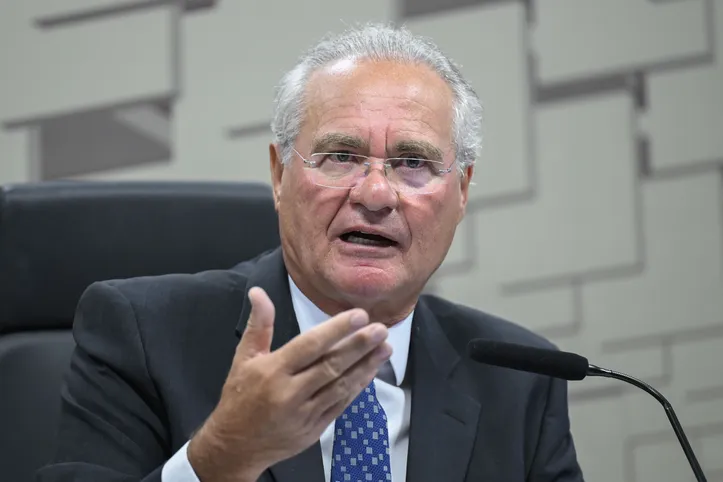 Renan disse que CPMI não atrapalharia trabalho da CAE do Senado


À mesa, presidente da CAE, senador Renan Calheiros (MDB-AL). 

Foto: Andressa Anholete/Agência Senado