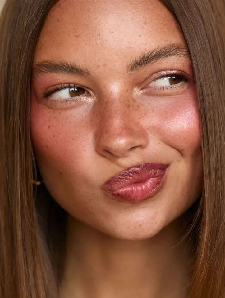 Imagem ilustrativa da imagem Verão 2026 pede maquiagem leve, resistente e com viço natural