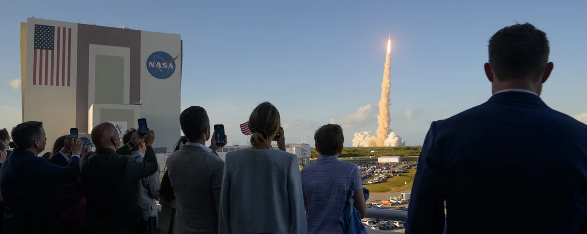 Artemis II: foguete é lançado com 4 astronautas rumo à Lua