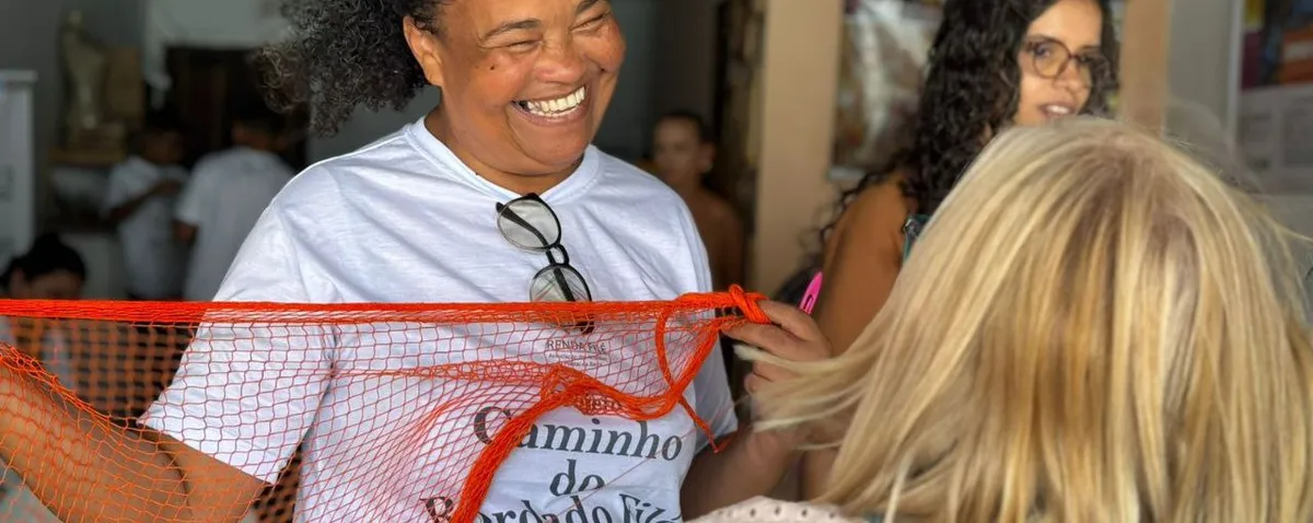 Dia do Artesão: Dete faz da tradição do filé uma conexão do Pontal com o mundo