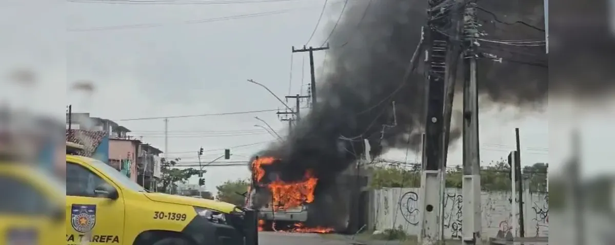 Ônibus com 20 passageiros pega fogo na Avenida Juca Sampaio, em Maceió