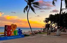 Evento leva pagode, emoção e nostalgia à Praia do Francês