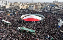 Funeral de militares mortos pelos Estados Unidos e Israel arrasta multidão