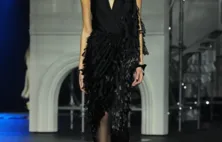 Modelo de AL Angel Galego desfila para Burberry na London Fashion Week