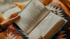 Papel ou tela? O que a psicologia  diz sobre o apego aos livros físicos