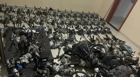 Rastreamento de carro roubado leva polícia a galpão de desmanche