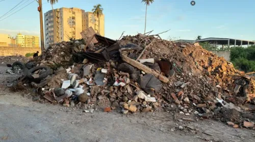 Acúmulo de lixo transforma rua do Prado em ponto de descarte irregular - Imagem
