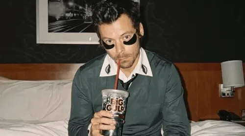 Adesivos nos olhos são nova técnica de skincare masculino; conheça - Imagem