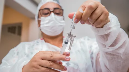 Alagoas reforça combate à dengue com vacinação de 26,7 mil profissionais do SUS - Imagem