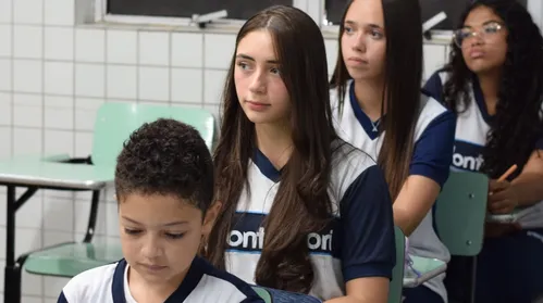 Após um ano, lei que restringe celular em salas de aula muda rotina escolar - Imagem