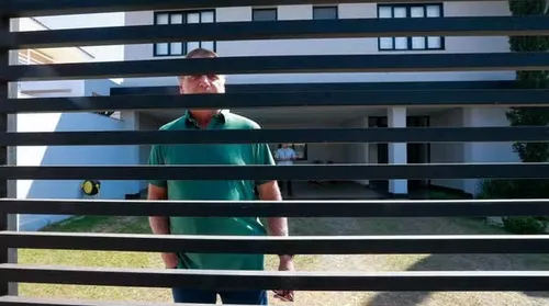 Bolsonaro deixa hospital e vai para prisão domiciliar - Imagem