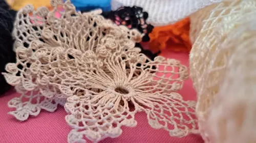 Com linhas agulhas e identidade, artesãs transformam histórias em arte - Imagem