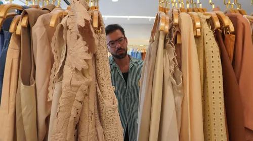 Como escolher roupas de qualidade e fazer o guarda-roupa durar mais - Imagem