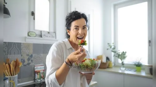 Confira estratégias alimentares para mulheres 40+ com rotinas intensas - Imagem