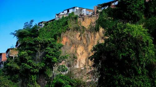 Construções em área de risco triplicam e equivalem a 431 campos de futebol - Imagem