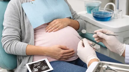 Dentista alerta para relação entre saúde hormonal e saúde bucal feminina - Imagem