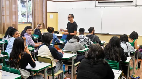 Ensino médio registra queda de 425 mil alunos, aponta Censo - Imagem