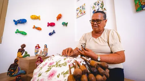 Exposição reúne artesãs e mestras da cultura popular na Galeria Massayó - Imagem