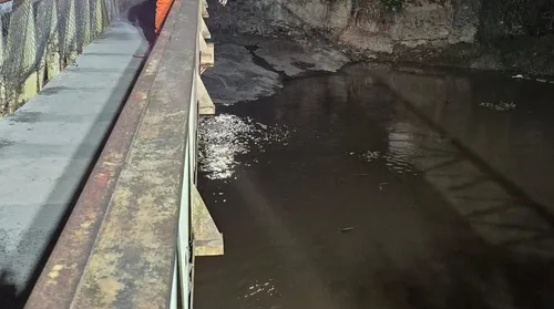 Fuga após furto em lotérica acaba com carro em rio, um morto e perda de R$ 70 mil - Imagem