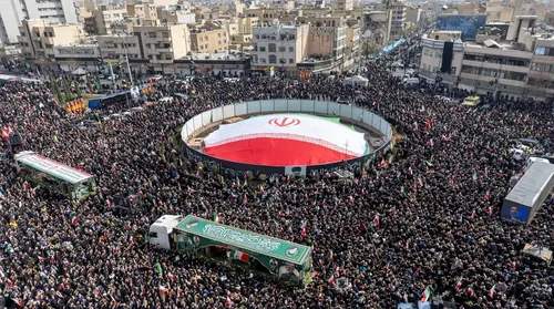 Funeral de militares mortos pelos Estados Unidos e Israel arrasta multidão - Imagem