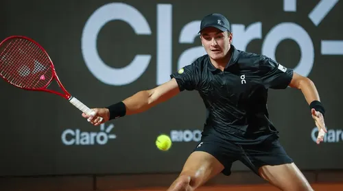 João Fonseca leva a virada e cai nas oitavas do Rio Open - Imagem