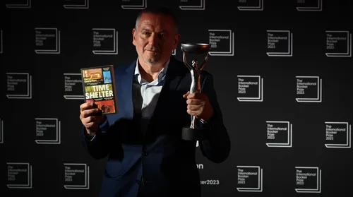 Livro vencedor do International Booker Prize ganha edição no Brasil - Imagem