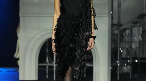 Modelo de AL Angel Galego desfila para Burberry na London Fashion Week - Imagem