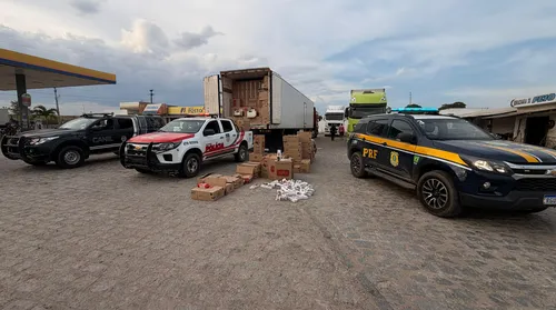 Motorista é preso em AL com 12 milhões de cigarros contrabandeados do Paraguai - Imagem