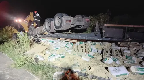 Motorista morre após carreta tombar na rodovia AL-140, em Mata Grande - Imagem