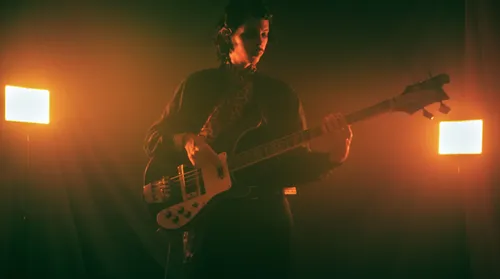 Novo single de Pedro Salvador encara colapso, ruínas e resistência - Imagem