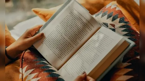 Papel ou tela? O que a psicologia  diz sobre o apego aos livros físicos - Imagem