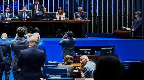 Senado aprova reestruturação de carreiras do serviço público federal - Imagem