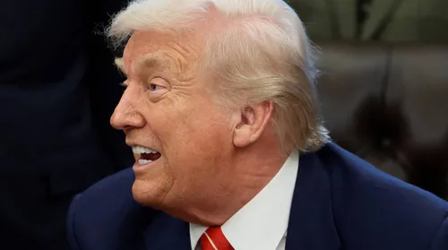 Trump anuncia tarifa global de 10% após Suprema Corte derrubar taxas - Imagem