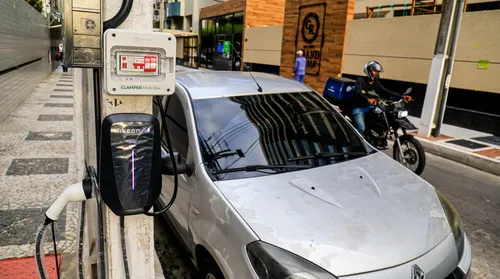 Uso de postes para recarga de veículos elétricos gera alerta de segurança em Maceió - Imagem