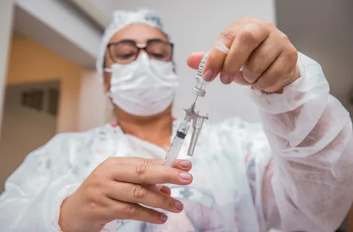 Alagoas reforça combate à dengue com vacinação de 26,7 mil profissionais do SUS