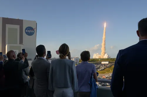 Artemis II: foguete é lançado com 4 astronautas rumo à Lua