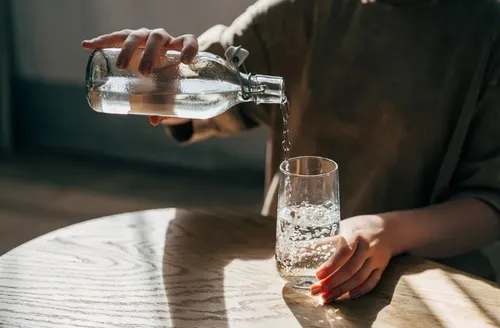 Beber água em jejum: o que o hábito pode fazer com o seu corpo
