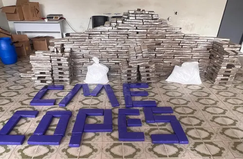 Caminhão interceptado leva polícia a depósito com 650 kg de drogas em Arapiraca