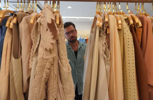 Como escolher roupas de qualidade e fazer o guarda-roupa durar mais