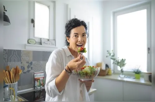 Confira estratégias alimentares para mulheres 40+ com rotinas intensas