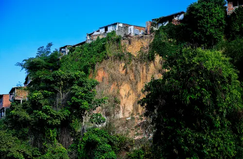 Construções em área de risco triplicam e equivalem a 431 campos de futebol